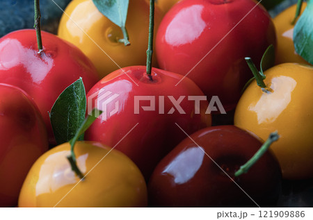 Traditional thai sweet treats made from mung beans and coconut milk, and glazed in shiny agar agar jelly. 121909886