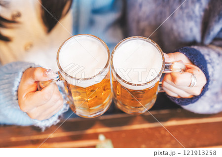 カニ鍋を前に乾杯をする若い女性二人【撮影協力・海鮮居酒屋　魚魯こ】 121913258