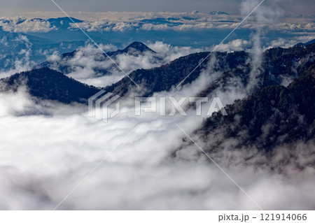 北アルプス・爺ヶ岳南尾根から見る雲湧く山並み 121914066
