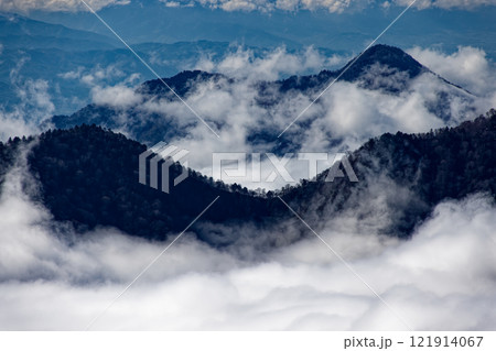 北アルプス・爺ヶ岳南尾根から見る雲湧く山並み 121914067