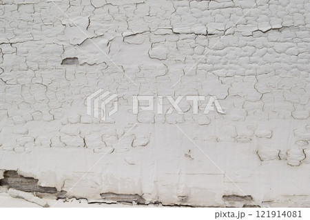 劣化してひび割れた塗装 121914081