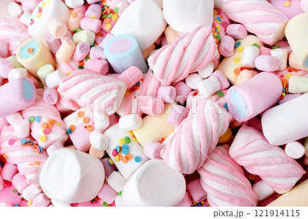 Confectionery and sweeties varieties background: light pink and white marshmallows, sugar confetti, bonbon and candies, selective focus, shallow focus 121914115