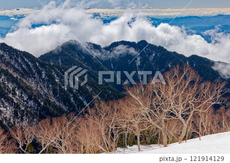 残雪の北アルプス・爺ヶ岳南尾根から見る雲湧く白沢天狗尾根 残雪の北アルプス・爺ヶ岳南尾根から見る雲湧く白沢天狗尾根 121914129