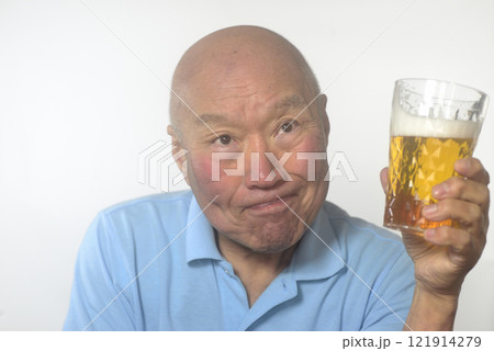 笑顔でビーを飲んでいる老人の表情 笑顔でビーを飲んでいる老人の表情 121914279