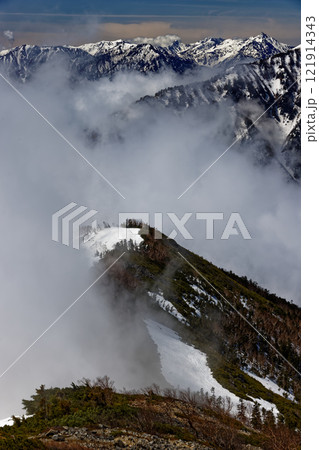 北アルプス・爺ヶ岳南尾根から見る残雪の蓮華岳と槍ヶ岳 121914343