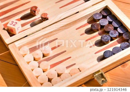 バックギャモンのボードと駒 121914346