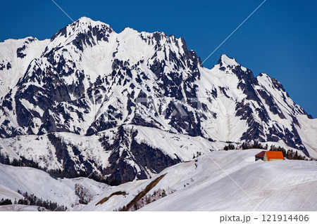 残雪の北アルプス・爺ヶ岳南尾根から見る剱岳と種池山荘 121914406