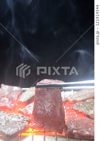 煙の立ち昇る七輪で牛肉を焼く 煙の立ち昇る七輪で牛肉を焼く 121914544