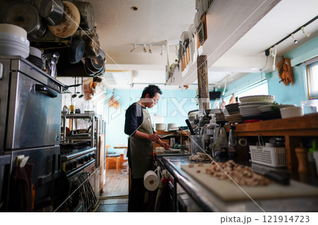下ごしらえをする飲食店の男性スタッフ 121914723