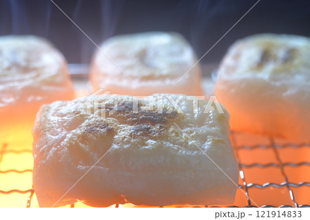 煙り立ち昇る七輪で餅を焼く 煙り立ち昇る七輪で餅を焼く 121914833