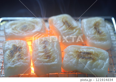 煙り立ち昇る七輪で餅を焼く 煙り立ち昇る七輪で餅を焼く 121914834