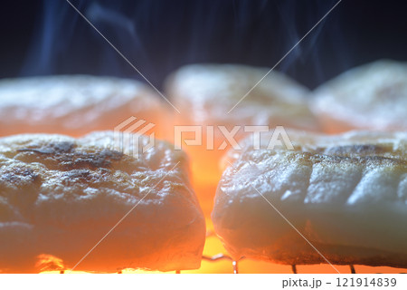 煙り立ち昇る七輪で餅を焼く 121914839