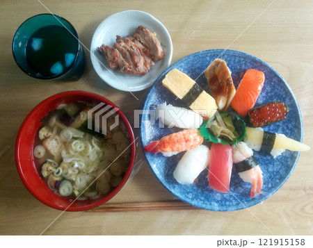Sushi on a plate / 海鮮江戸前にぎり寿司のプレートセット 121915158