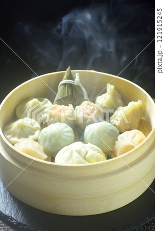 気の立ち昇る蒸籠に飲茶 121915245