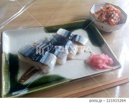 Pressed sushi on a plate / 江戸前にぎり寿司(秋刀魚，押し寿司) 121915264