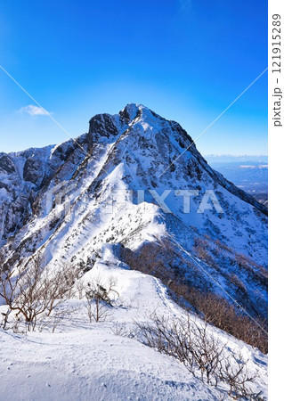 冠雪の八ヶ岳連峰の阿弥陀岳 冠雪の八ヶ岳連峰の阿弥陀岳 121915289