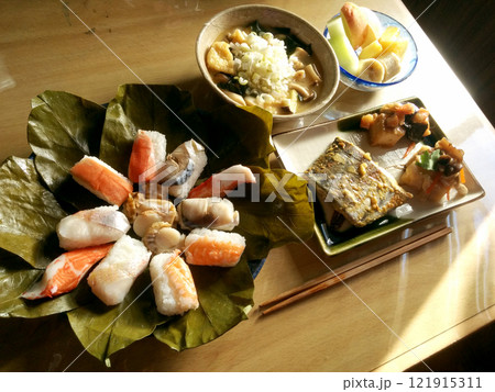 Sushi wrapped in a persimmon leaf / 奈良県,柿の葉寿司 Sushi wrapped in a persimmon leaf / 奈良県,柿の葉寿司 121915311