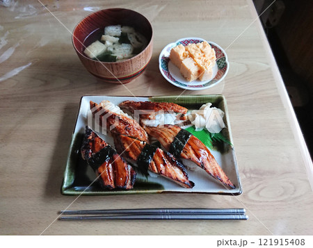Grilled sea eel sushi on a plate / 江戸前にぎり寿司，焼きあなご鮨 121915408