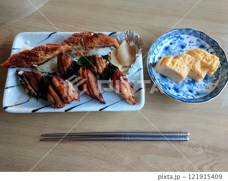 Grilled sea eel sushi on a plate / 江戸前にぎり寿司,焼きあなご鮨 Grilled sea eel sushi on a plate / 江戸前にぎり寿司,焼きあなご鮨 121915409