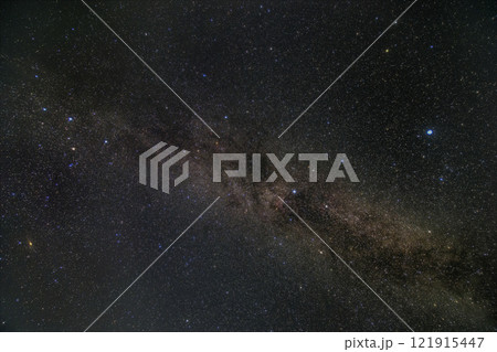 春の星空　カシオペア座から白鳥座の天の川 121915447