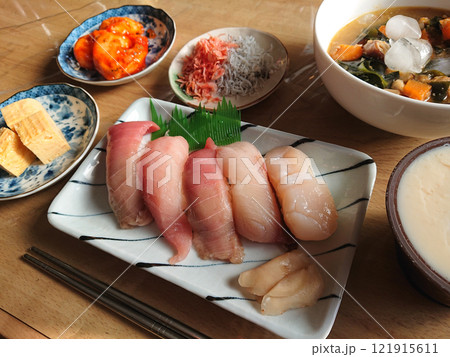 Maguro(tuna) sushi on a plate / 海鮮寿司のおまかせ盛り,マグロづくし Maguro(tuna) sushi on a plate / 海鮮寿司のおまかせ盛り,マグロづくし 121915611