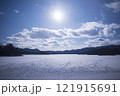北海道大沼の凍った湖と青空の風景 北海道大沼の凍った湖と青空の風景 121915691