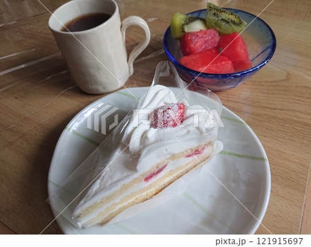 Coffee and strawberry cake / いちごのショートケーキとコーヒーのセット Coffee and strawberry cake / いちごのショートケーキとコーヒーのセット 121915697