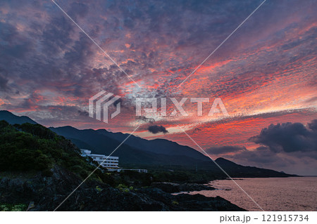 夕景 神が宿る島 洋上アルプス屋久島(夏 夕景 神が宿る島 洋上アルプス屋久島(夏 121915734