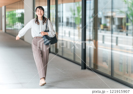企業に出社・通勤・出勤する充実したビジネスウーマン・キャリアウーマン（転職・再就職） 121915907