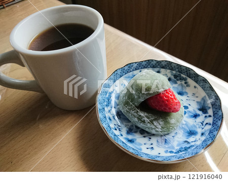 Coffee and "Daifuku" rice cake / いちご大福とコーヒーの和スィーツ 121916040
