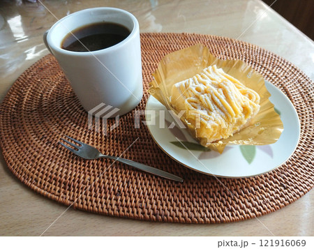 Coffee and "Mont Blanc" cake / 旬のモンブラン・ケーキとホットコーヒー Coffee and "Mont Blanc" cake / 旬のモンブラン・ケーキとホットコーヒー 121916069