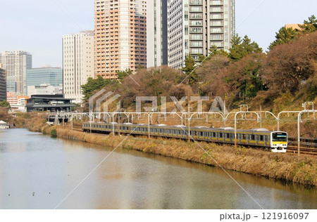 総武線231系電車　外堀　市ヶ谷　東京都 121916097
