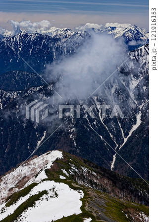 北アルプス・爺ヶ岳南峰から見る南尾根と残雪の槍・穂高連峰 北アルプス・爺ヶ岳南峰から見る南尾根と残雪の槍・穂高連峰 121916183