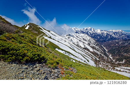 北アルプス・爺ヶ岳南峰と雲湧く剱・立山連峰・毛勝三山 121916280