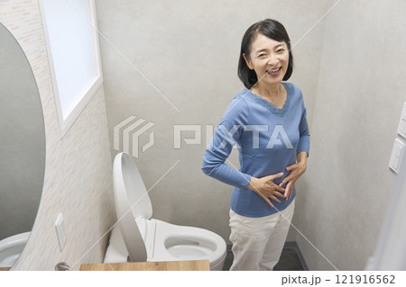 お通じがあって嬉しい女性 カメラ目線 121916562