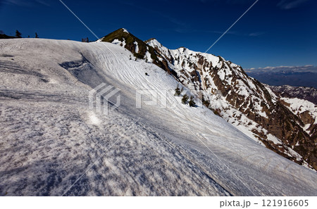 北アルプス・冷池付近から見る鹿島槍ヶ岳 121916605