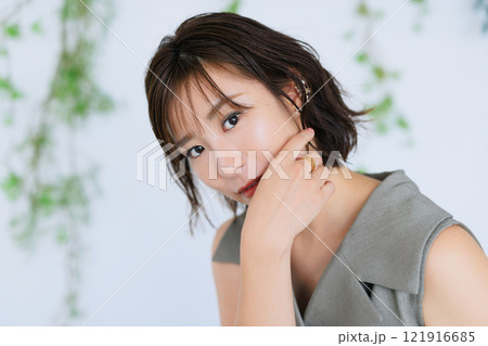 若い女性 121916685