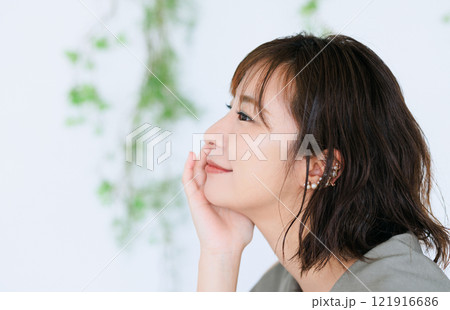 横顔の女性 121916686