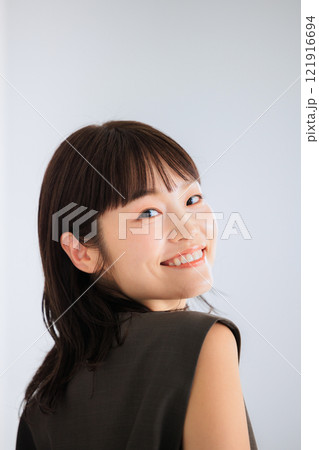 笑顔の若い女性 121916694