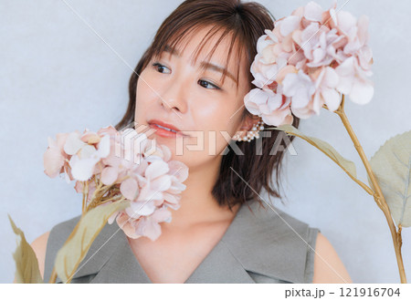 花を持つ若い女性 花を持つ若い女性 121916704
