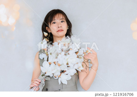 花束を持つ若い女性 花束を持つ若い女性 121916706