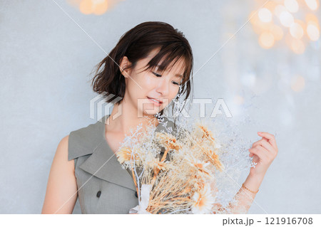若い女性のポートレート 121916708