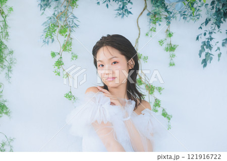 ドレスを着た女性 ドレスを着た女性 121916722