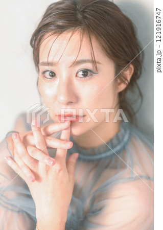 女性のビューティーイメージ 121916747