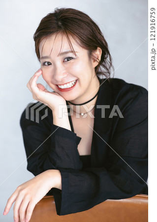頬杖をつく女性 頬杖をつく女性 121916759