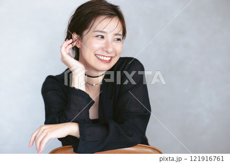 笑顔で横顔の女性 121916761