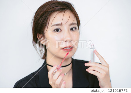 口紅を塗る若い女性 口紅を塗る若い女性 121916771