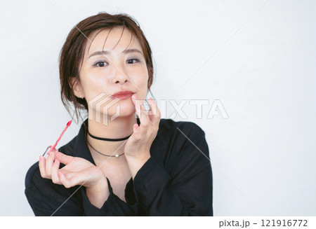 口紅を塗る女性 口紅を塗る女性 121916772