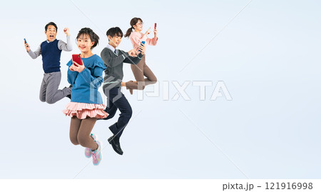 スマホを使いながらジャンプする子供を中心にした三世代家族の全身写真 スマホを使いながらジャンプする子供を中心にした三世代家族の全身写真 121916998