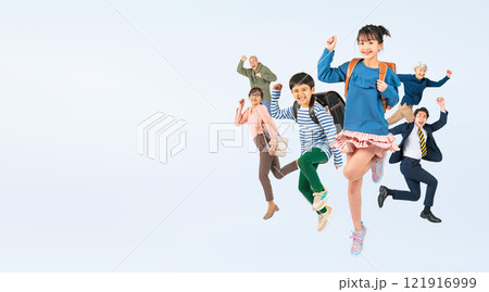 元気にジャンプする子供を中心にした三世代家族の全身写真 121916999